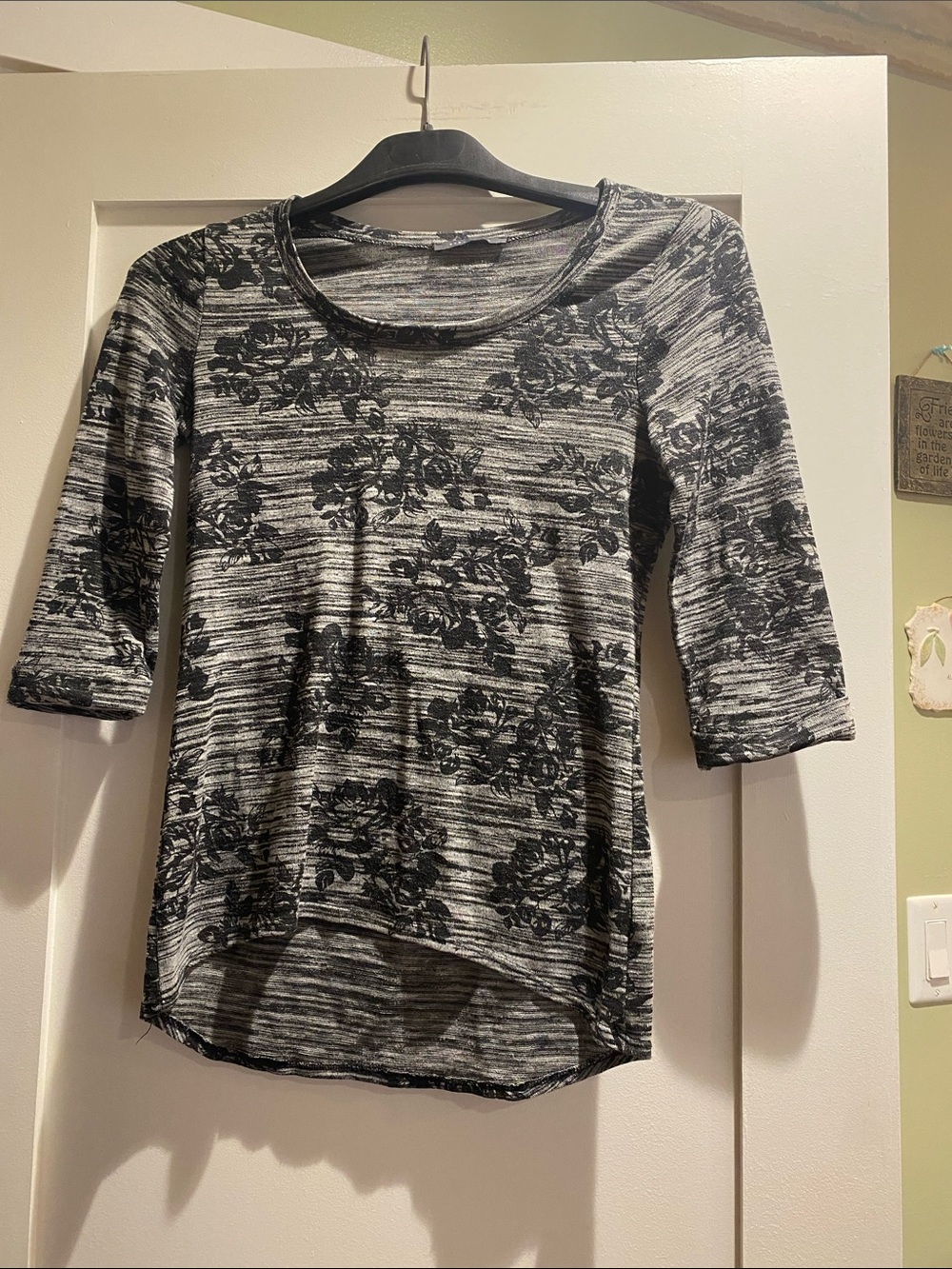 Suzy Shier Black & Gray Floral Scoop Neck Long Sleeve Top